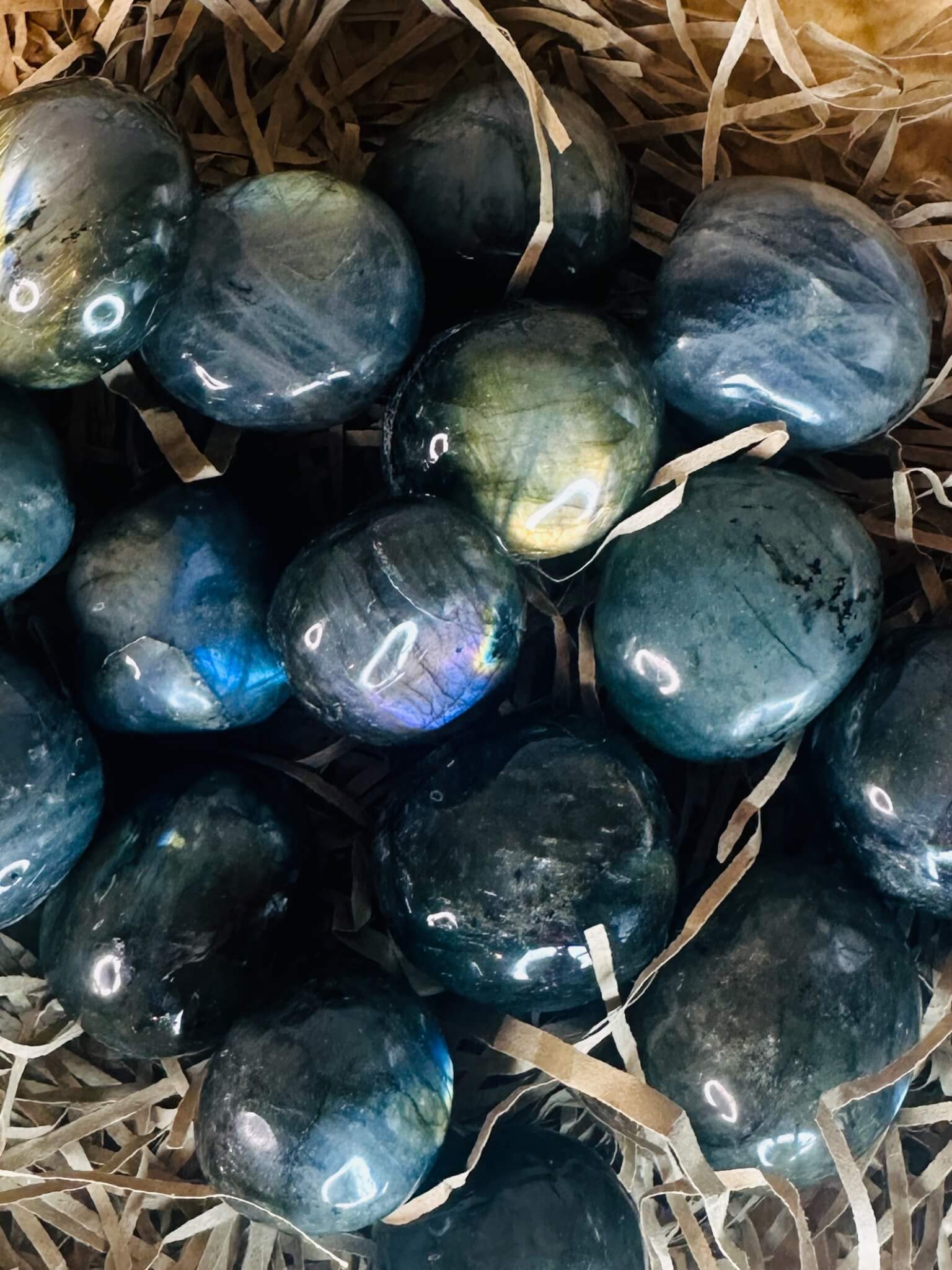 “✨ Labradorite pebble stone (approx 4x3x2cm) showing natural flash and polished finish”
