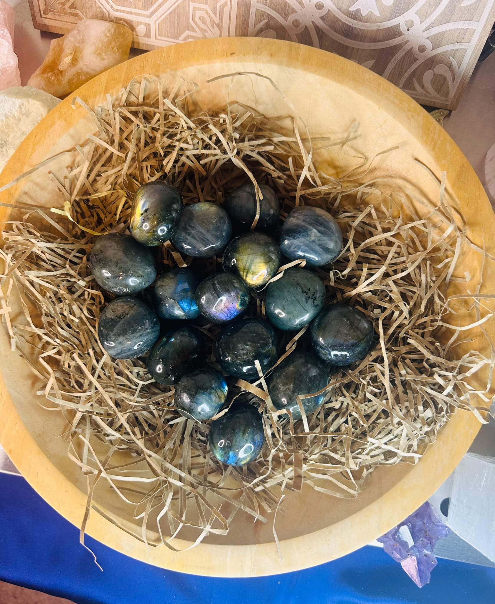 “✨ Labradorite pebble stone (approx 4x3x2cm) showing natural flash and polished finish”